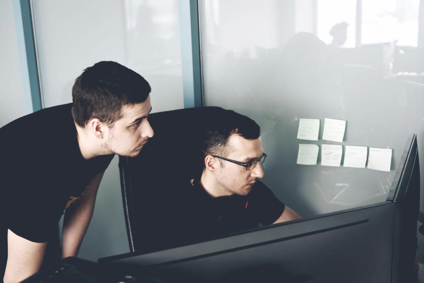 Teilnehmer in einer interaktiven Finanzplanungsübung während eines Workshops